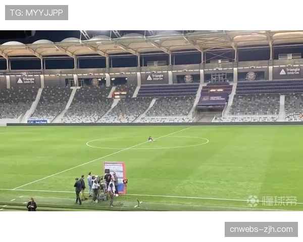 特写：南特小将打入职业生涯首球后，奔向场边与恩教拥抱的瞬间